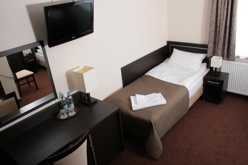 Hotel Martex Плоньск Экстерьер фото
